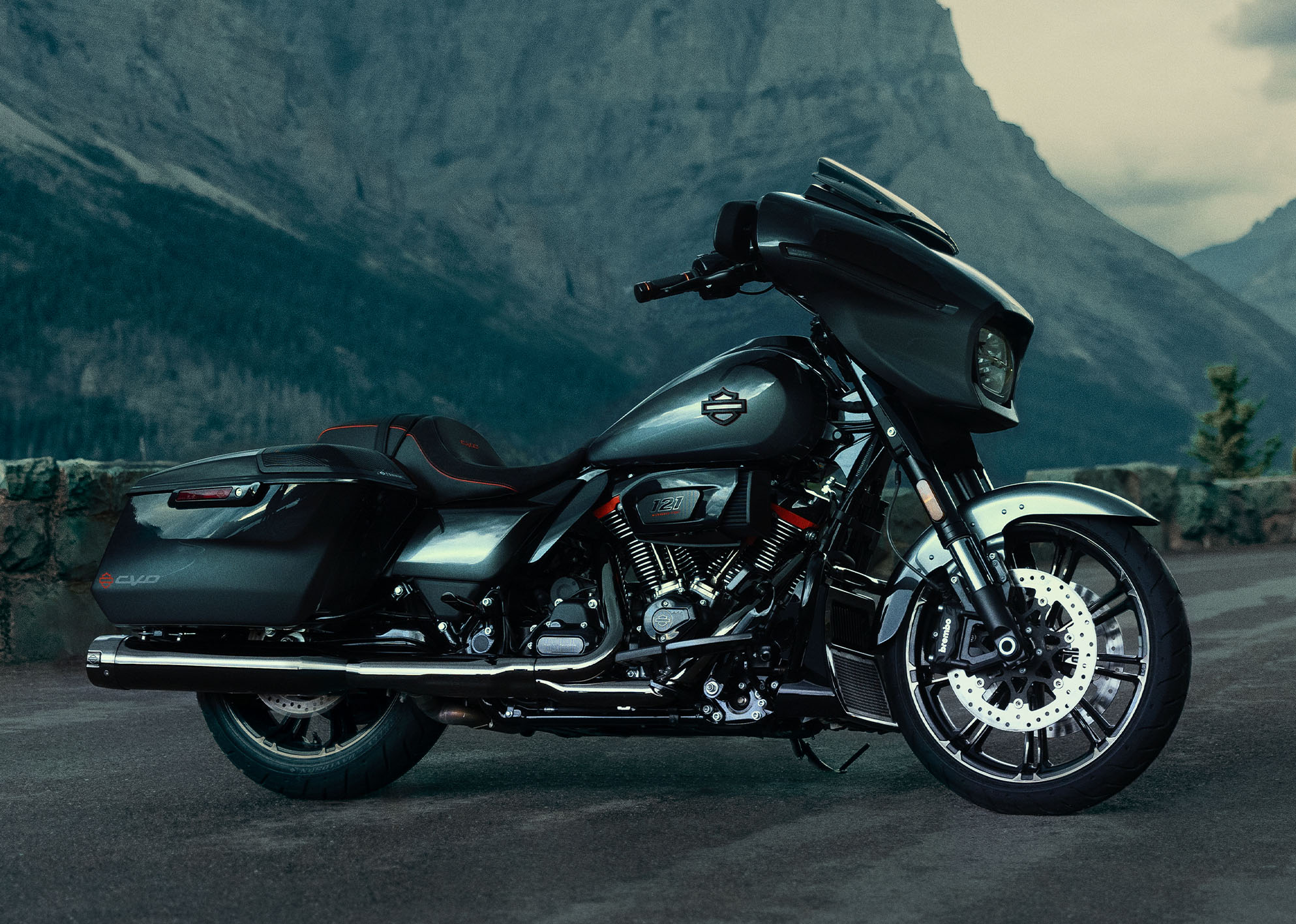 2025 CVO Street Glide Beauty Shot